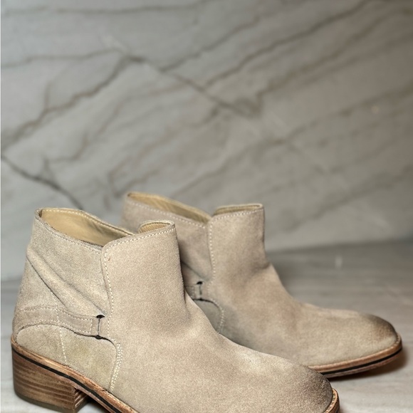Diba True Caspian Beige Suede Boots New in Box - Picture 16 of 16